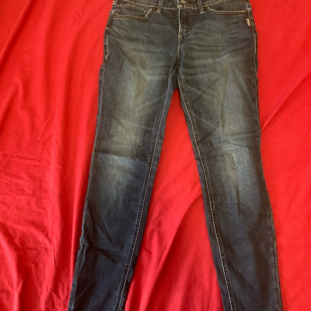 Woman’s super skinny silver jeans